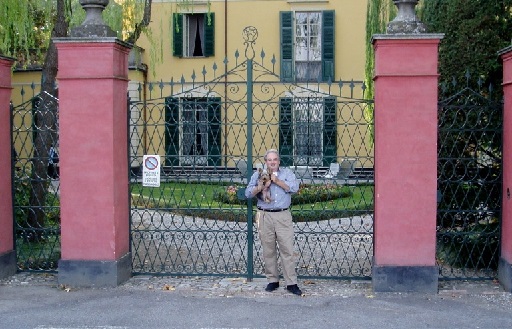 Recchiuti_infrontofVerdisHouse