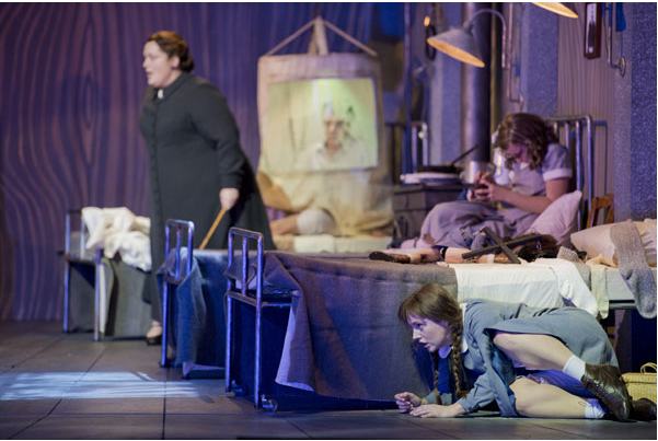 Heidi Melton (Mother), Louise Alder (Gretel) © Monika Rittershaus