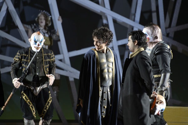 Gaëlle Arquez (Nerone) und Francisco Brito (Lucano), Ensemble © Monika Rittershaus